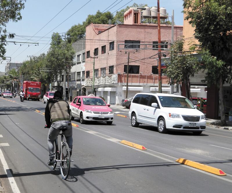 Durante el primer día de operación se pudo observar que algunos ciclistas circulaban en sentido contrario y otros autos se cruzaban por el carril. Foto: CARLOS MEJÍA. EL UNIVERSAL