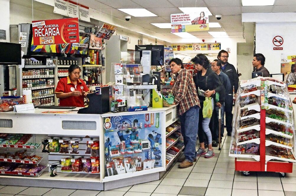Actualmente las tiendas Oxxo tienen convenios con 11 bancos en México (ARCHIVO EL UNIVERSAL)