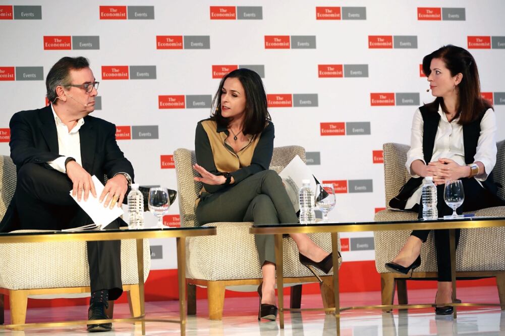 Arturo Galván, CEO de Naranya; Alejandra Palacios, comisionada presidente de la Cofece, y Mónica Aspe, titular de la Subsecretaría de Comunicaciones de la SCT, durante su participación en la conferencia (JUAN CARLOS REYES. EL UNIVERSAL) (