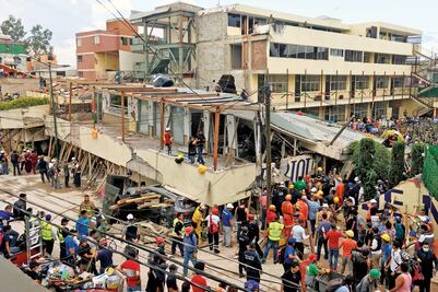 Escuela se derrumba; deja 25 muertos, 21 son niños