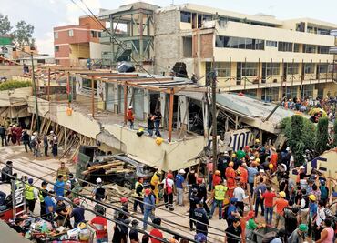 Escuela se derrumba; deja 25 muertos, 21 son niños