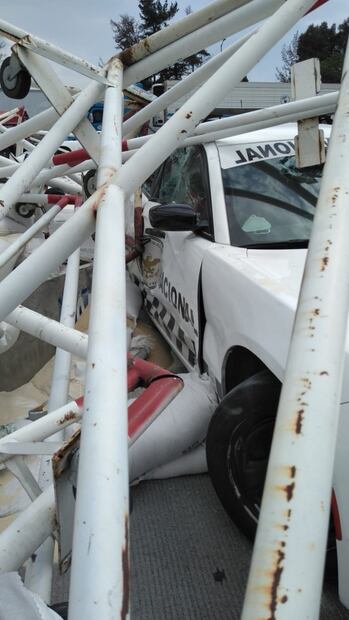 Tráiler se impacta contra casetas de cobro en autopista México-Puebla; hay dos muertos