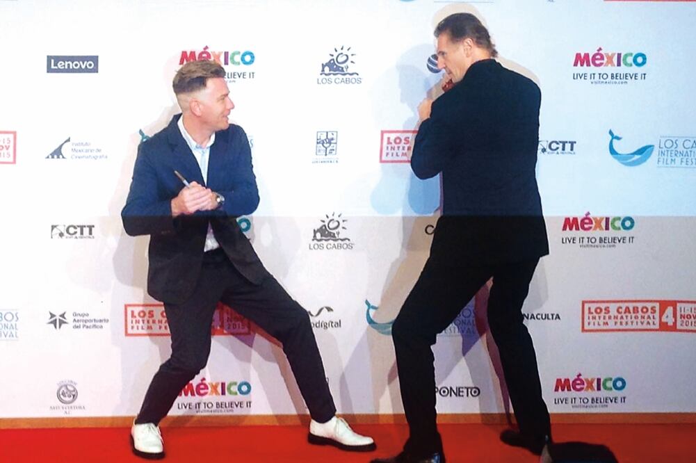 McGregor y Neeson jugaron a ser Jedi y pelear son sables en referencia a sus personajes en Star Wars (TOMADA DE TWITTER)