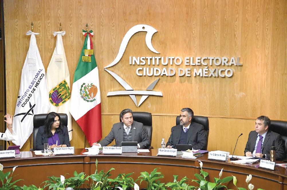 El pleno del Instituto Electoral aprobó ayer reducir sus prestaciones, tales como eliminar el seguro de gastos médicos y apoyos en gasolina, además del fondo de ahorro y gastos en telefonía celular (ESPECIAL)