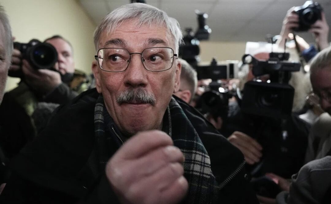 El copresidente del grupo ganador de un Nobel de la Paz Centro de Derechos Humanos Memorial, Oleg Orlov, se ve rodeado por periodistas antes de una sesión judicial acusado de desacreditar al ejército ruso en Moscú, Rusia. Foto: AP