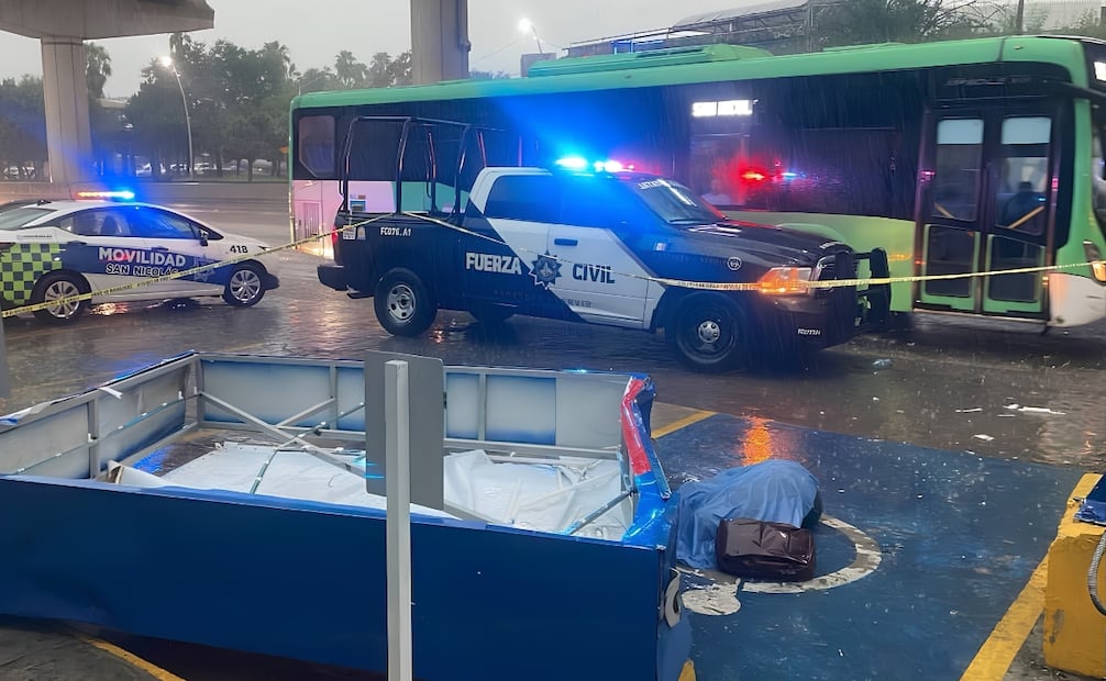 El accidente ocurrió este jueves en el cruce de las avenidas Universidad y Unión, donde un anuncio colapsó, matando a una mujer de 35 años. | Foto: Especial.