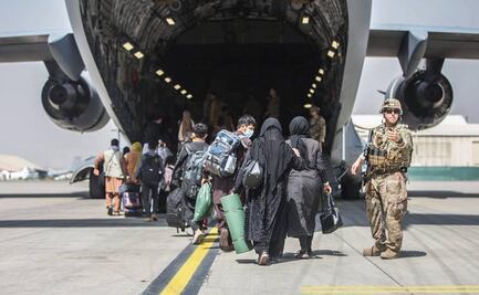 Talibanes prohíben a afganos ir al aeropuerto; sólo permite paso a extranjeros