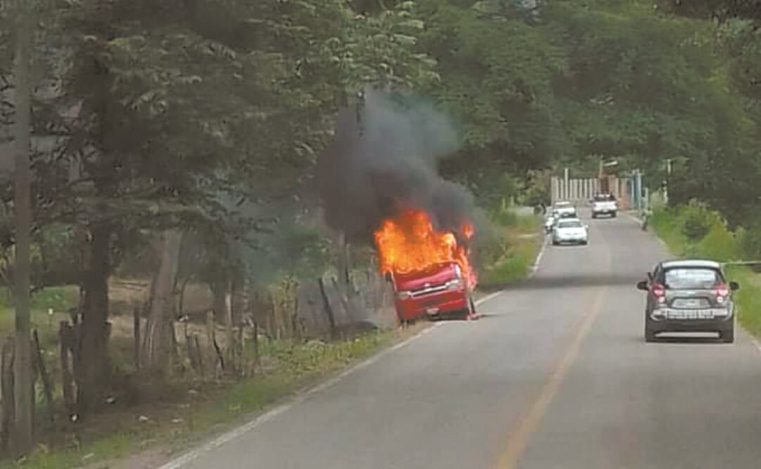Automovilistas reportaron un vehículo incendiado en la carretera Panamericana. Foto: Especial.