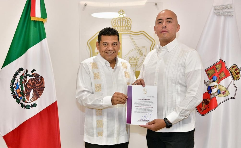 El gobernador también entregó el nombramiento de Comisionado de la Policía Estatal a Omar Castañeda Ríos. Foto: @TabascoJavier