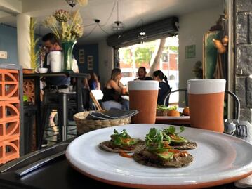Tierra Adentro, para desayunar y comer rico en la Portales