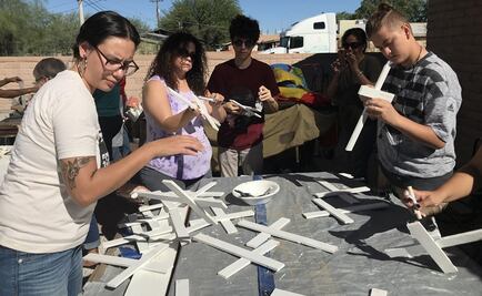 Elaboran cruces blancas por cada migrante muerto en el desierto de Arizona