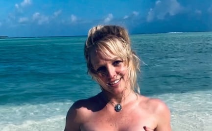 Britney Spears posa desnuda en la playa y comparte las fotos
