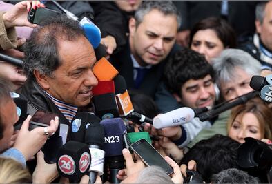 Primeros sondeos dan ventaja a Scioli en Argentina