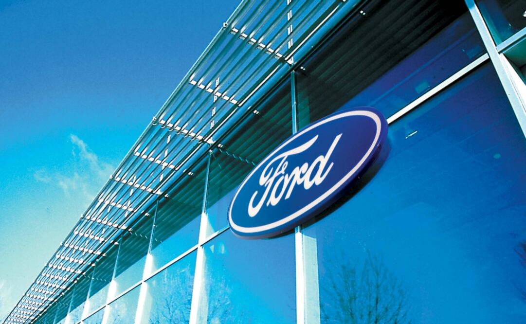 Echo es un aparato electrónico con forma de cilindro vertical y cuenta con una asistente de voz virtual tipo Siri, llamada Alexa.