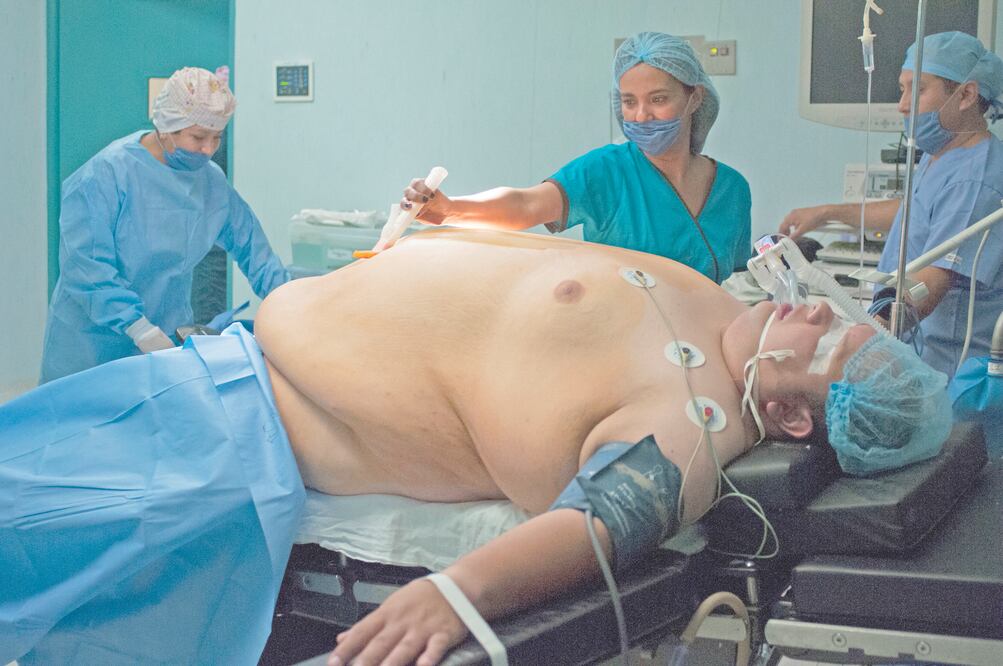 Jorge Gómez, un paciente con súper obesidad u obesidad mórbida, es operado en el Hospital General Dr. Rubén Leñero de la Ciudad de México. FOTOS: IVÁN STEPHENS/El Universal