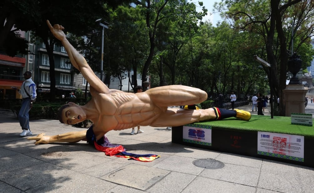 Maestros de la CNTE derriban y vandalizan figuras gigantes del Mundial en Paseo de la Reforma. Foto: Osmar Alvarado/EL UNIVERSAL
