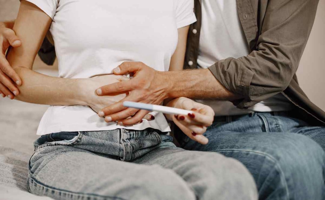 Una pareja observa una prueba de embarazo, símbolo de esperanza tras un proceso de fertilidad / Foto: Freepik