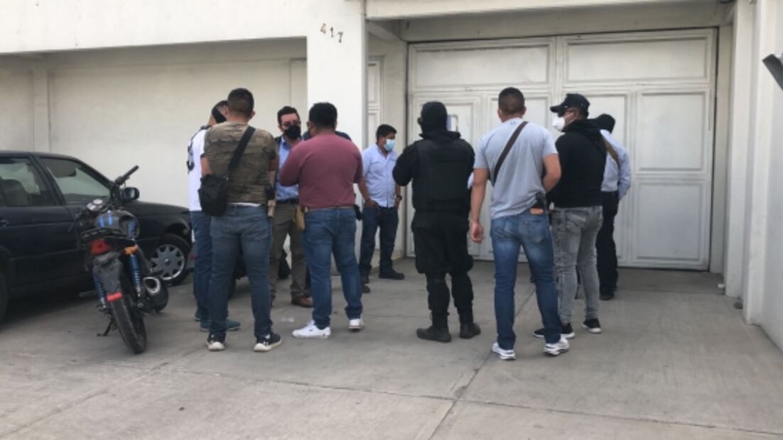 ¿Y los delincuentes? Policías resguardan 20 horas inmueble; empleados niegan criminales atrincherados en el lugar