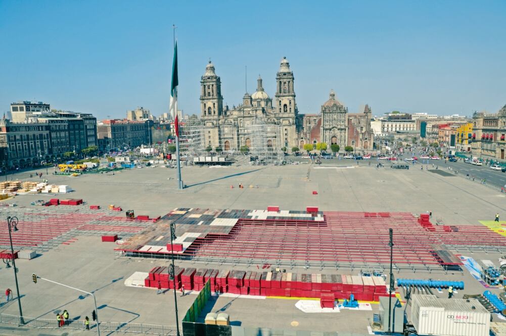 En el Zócalo capitalino iniciaron los trabajos para colocar las dos pistas de hielo que podrán disfrutar los capitalinos en esta temporada decembrina. En los alrededores de la plaza serán colocados mosaicos navideños con luces. (IVÁN STEPHENS. EL UNIVERS)