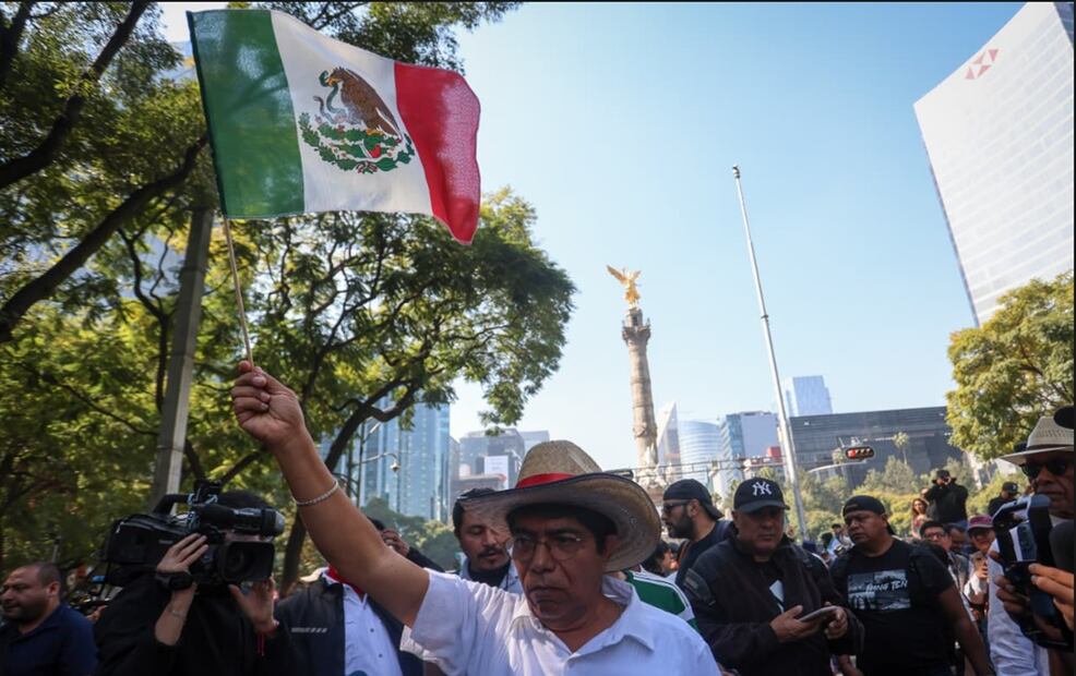 Manifestantes de la Marcha Generación Z salieron del Ángel de la Independencia al Zócalo capitalino, con una parada en la Glorieta de las mujeres que luchan por paso del Desfile de la Revolución Mexicana en la Ciudad de México, el jueves 20 de noviembre de 2025. Foto: Luis Camacho/EL UNIVERSAL