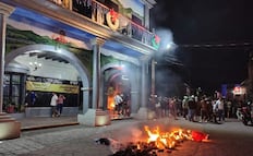 Policía atropella a menor y huye en Jonacatepec, Morelos; habitantes toman la presidencia municipal y queman árbol de Navidad