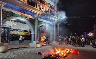 Policía atropella a menor y huye en Jonacatepec, Morelos; habitantes toman la presidencia municipal y queman árbol de Navidad