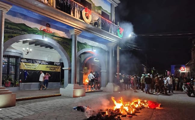 Policía atropella a menor y huye en Jonacatepec, Morelos; habitantes toman la presidencia municipal y queman árbol de Navidad