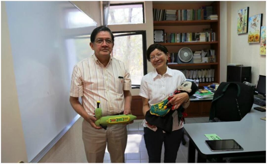 Los robots toman forma en muñecos realizados por una artesana de Puebla y sus vestimentas son distintas, dependiendo de la cultura a la que pertenecen