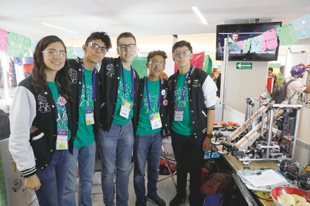 El equipo mexicano obtuvo el lugar 12 en la competencia global del Mundial de Robótica First Global Challenge 2018 de la Ciudad de México. Foto: IRVIN OLIVARES. EL UNIVERSAL