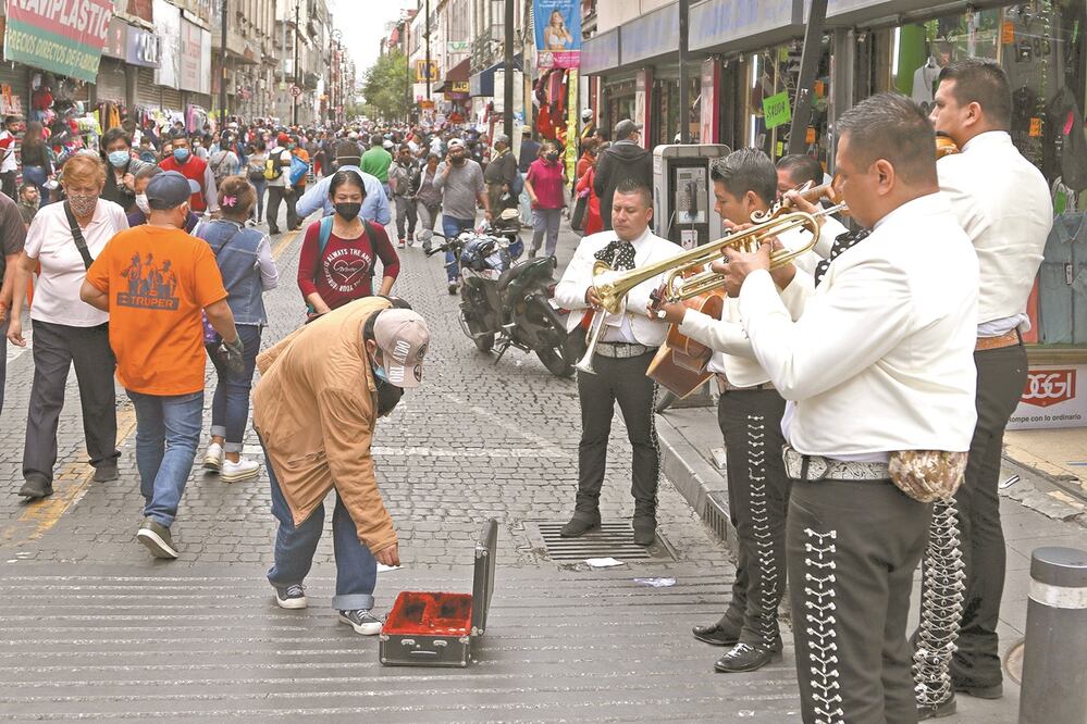 Aunque se cumplirá una semana más en color naranja, con el paso de los días se han relajado algunas medidas preventivas, como la sana distancia entre las personas que acuden a las calles del primer cuadro de la Ciudad. Fotos: CARLOS MEJÍA. EL UNIVERSAL