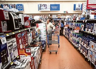 Confianza del consumidor en EU vuelve a subir en junio más de lo esperado