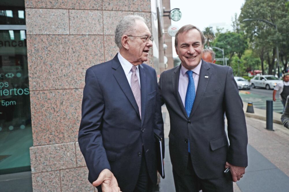Javier Jiménez Espriú, próximo secretario de la SCT, y Juan Pablo Castañón, presidente del CCE, a su llegada a la reunión para dialogar sobre el NAIM. (ALEJANDRA LEYVA. EL UNIVERSAL)
