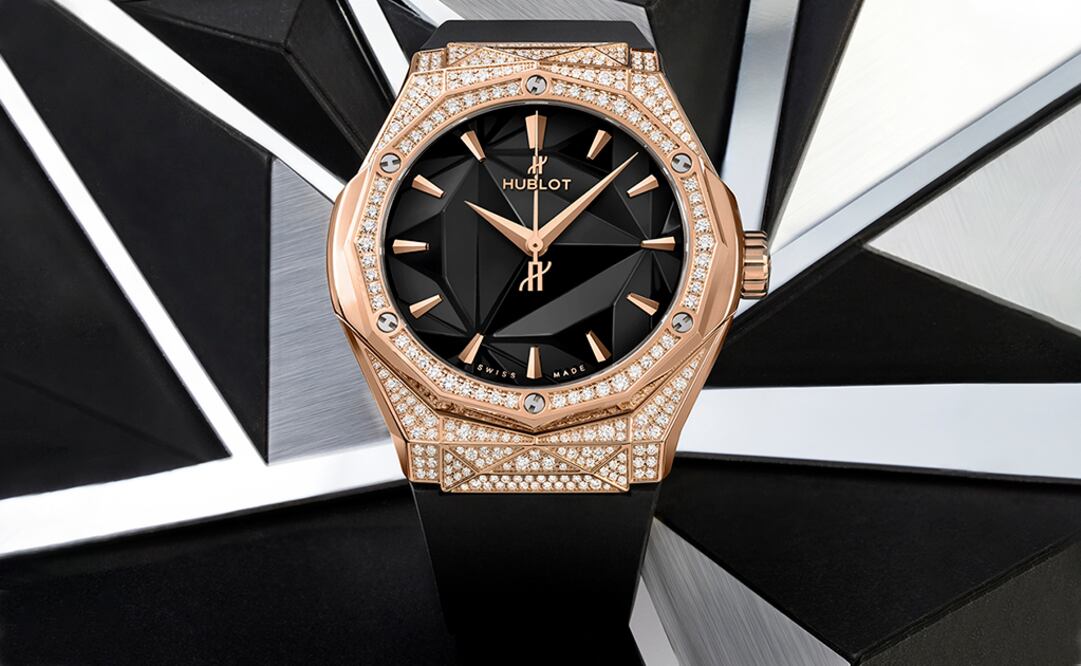 El bisel tiene 54 diamantes y la caja deslumbra con las luz natural gracias a la integración de un pavé de 210 diamantes o parcial de 112.