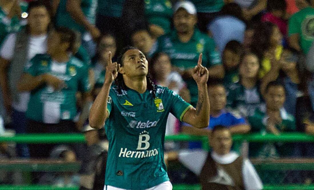 Carlos Peña tiró desde la media luna para superar a Enrique Palos (SERGIO MEJÍA. IMAGO7)