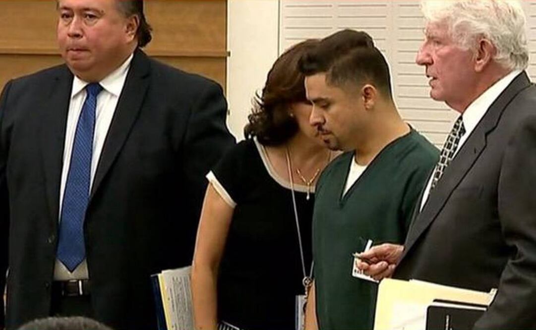 Hernánez con ropa de prisión y las manos esposadas de manera frontal. (FOTO: especial)