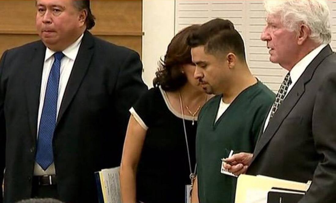 Hernánez con ropa de prisión y las manos esposadas de manera frontal. (FOTO: especial)