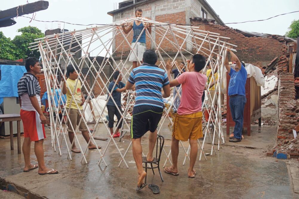 Estudiantes de arquitectura del Instituto Tecnológico del Istmo fueron capacitados por el colectivo Siete Jaguares para ayudar a construir estas casas provisionales, que son amigables con la naturaleza. (FOTOS: EDWIN HERNÁNDEZ. EL UNIVERSAL)