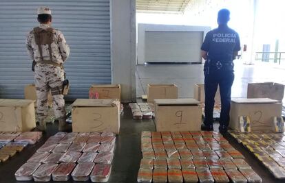 Aseguran en Sonora media tonelada de droga oculta en camión