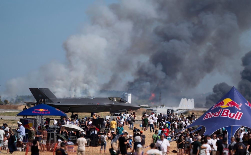 Accidente aéreo en Grecia. Un avión militar se estrelló durante una exhibición aérea en Atenas. Foto: AP