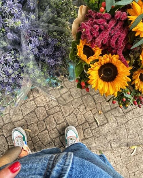 Natalia Téllez luce su embarazo con un radiante look de mezclilla