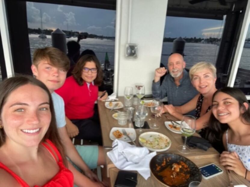 Laura Flores rompe en llanto ante la enfermedad que sufre su marido: "No lo quiero perder"