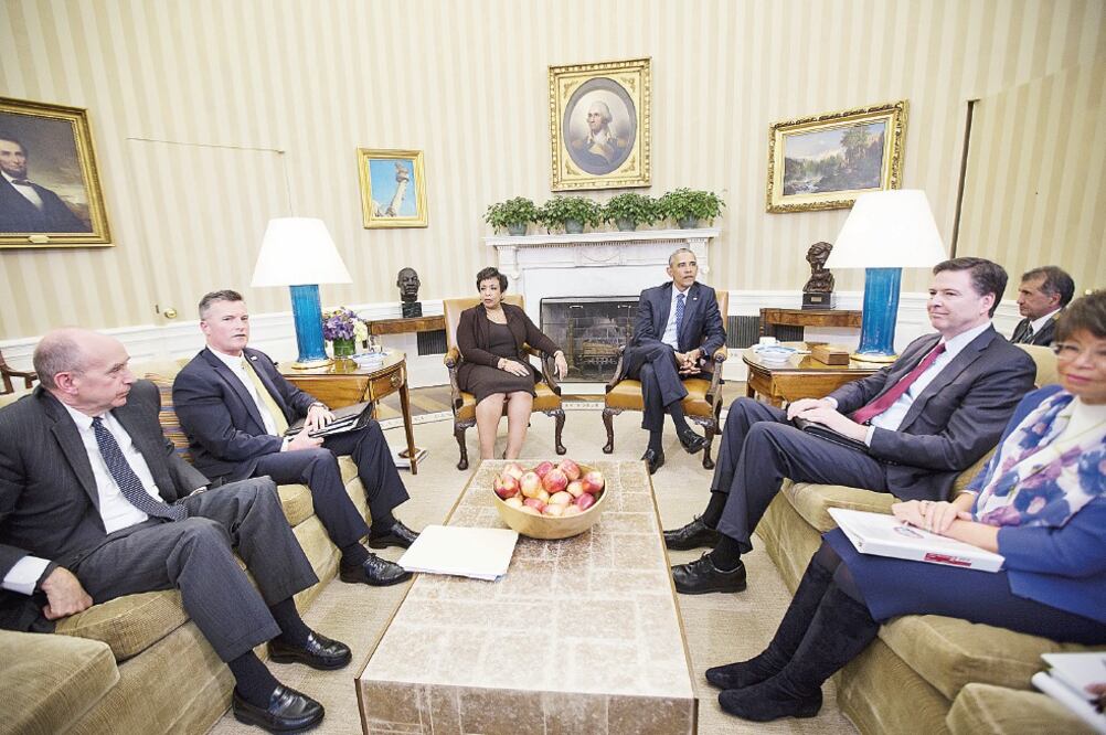 El presidente estadounidense, Barack Obama, se reunió ayer con funcionarios y asesores de seguridad de EU, en el Despacho Oval de la Casa Blanca (PABLO MARTÍNEZ MONSIVÁIS. AP)