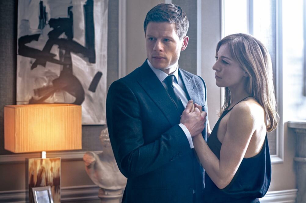 Alex Godman, hijo de exiliados rusos mafiosos, intenta olvidar su pasado y forjar una vida normal con su novia Rebecca (BC)