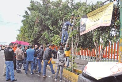 Van contra chelerías en tianguis de Iztapalapa