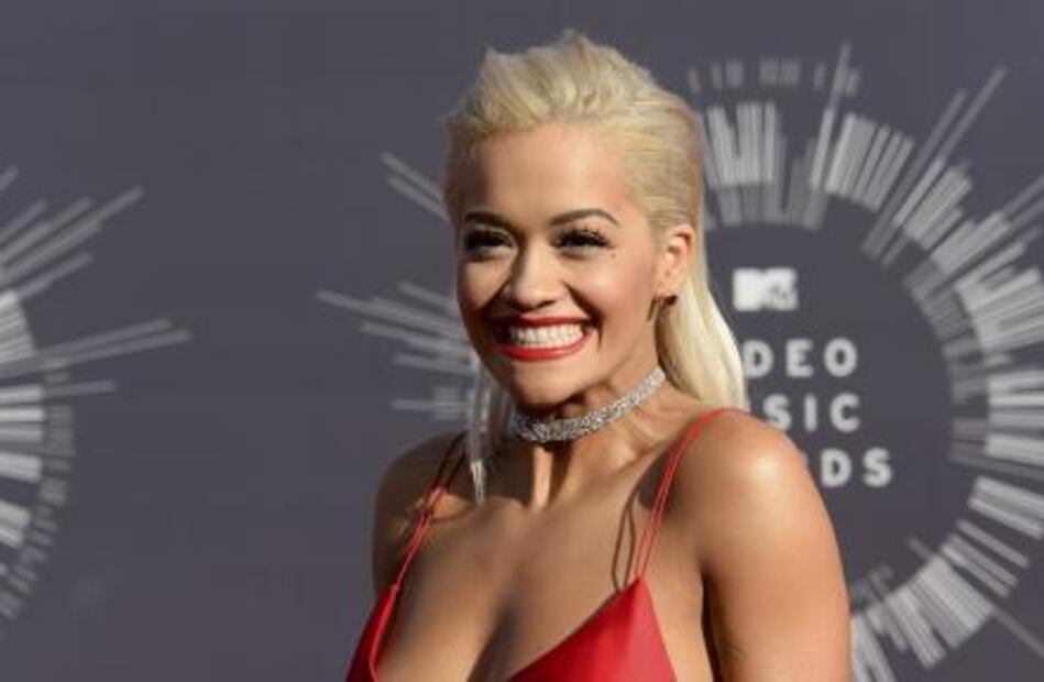 Brad Pitt y Salma Hayek, artistas que visten Gucci