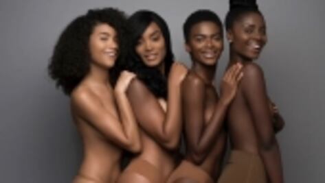 Por qué la ropa color carne es un problema para las mujeres de tez oscura