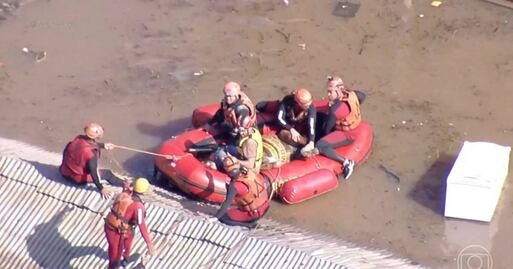 VIDEO: Rescatan a caballo que quedó atrapado en el techo de una casa, en medio de las inundaciones en Brasil