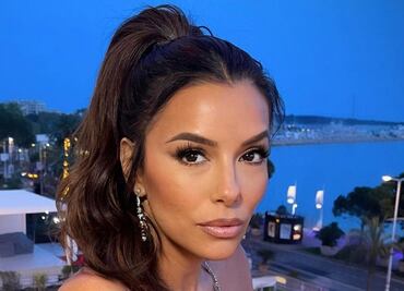 Eva Longoria impacta en vestido con abertura profunda y wet look