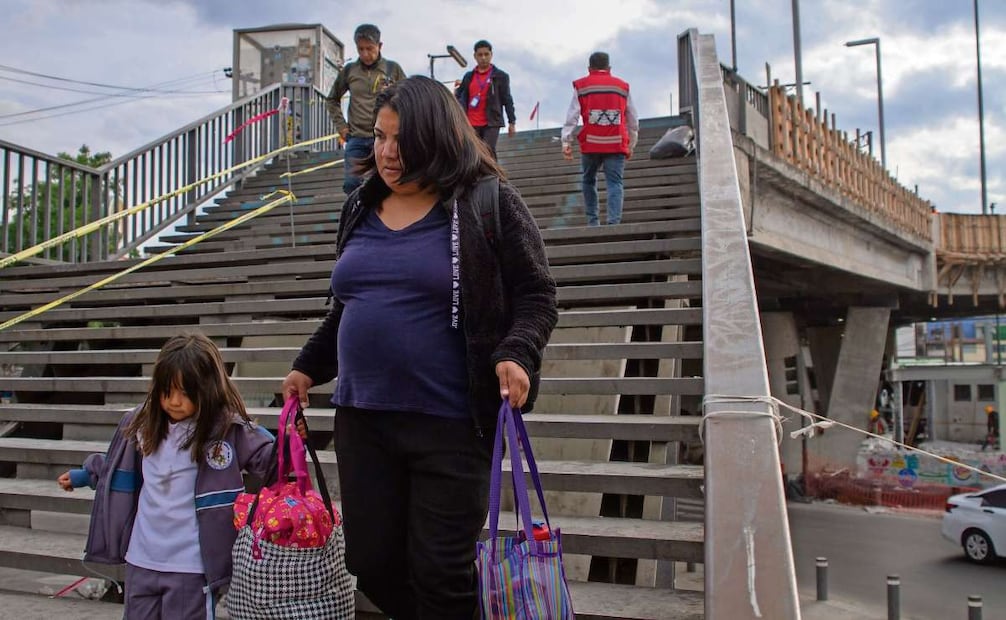 Entre las obras está la rehabilitación del puente peatonal, que permite a los transeúntes acceder del Cetram Huipulco al estadio y al Tren Ligero. La inversión es de 33 millones de pesos. Fotos: Carlos Mejía y Santiago Reyes / EL UNIVERSAL