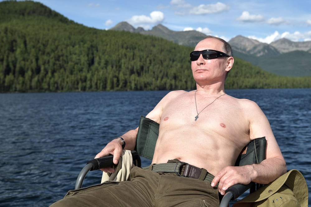 Gafas de sol, gorro de expedicionario, pantalones caqui, botas de montaña, y torso desnudo era toda la indumentaria del presidente ruso, Vladímir Putin, para sus ya tradicionales vacaciones de verano en Siberia (Foto: Reuters)